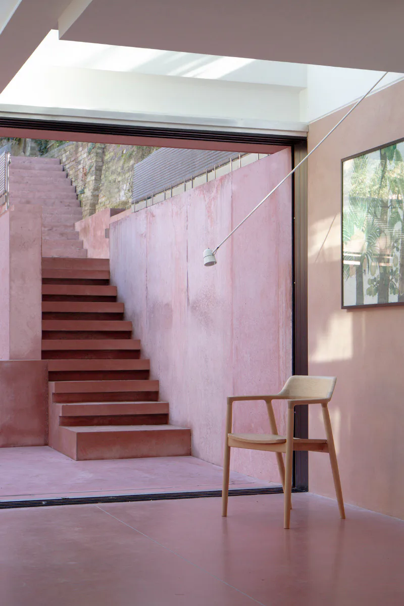 Blick auf die rosa Treppe im Garten