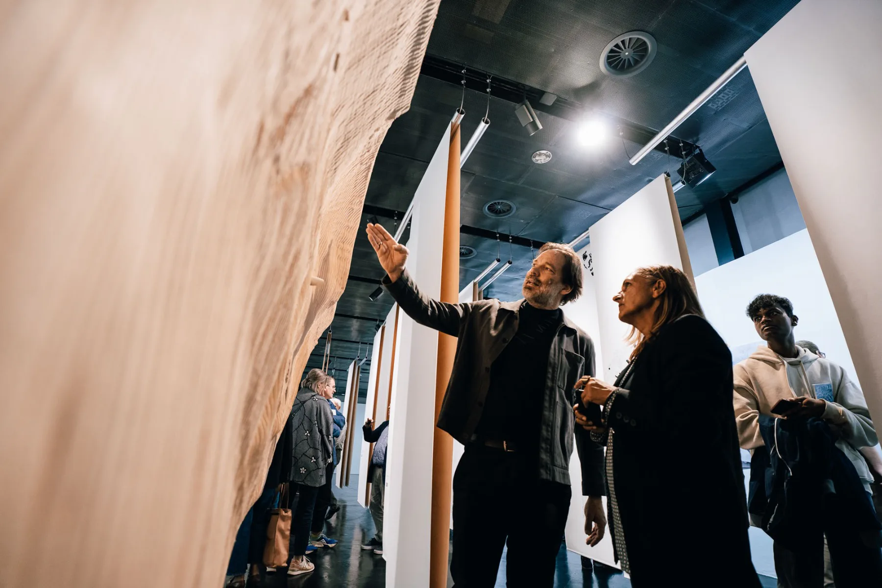 Patrick Lüth, Geschäftsführer des Innsbrucker Büros, im Gespräch zu den Ausstellungsinhalten
