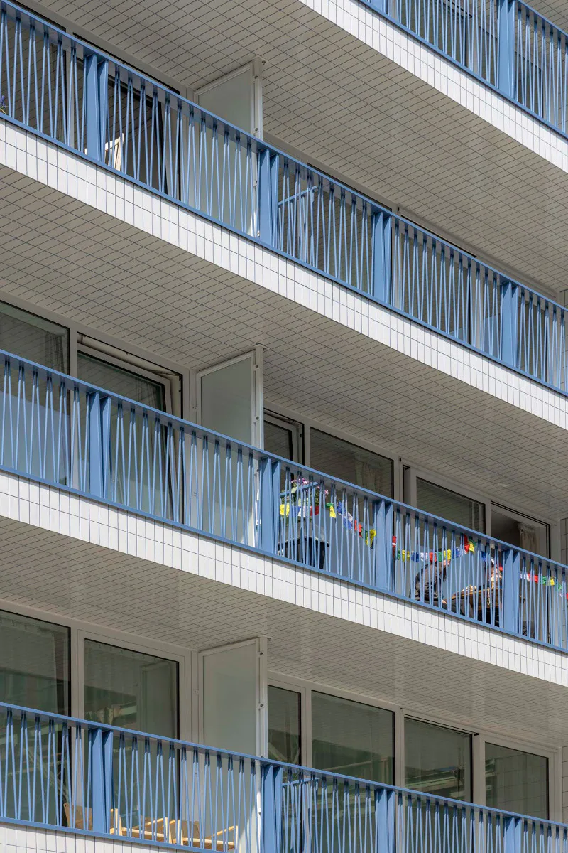 Fassade mit blauen Akzenten