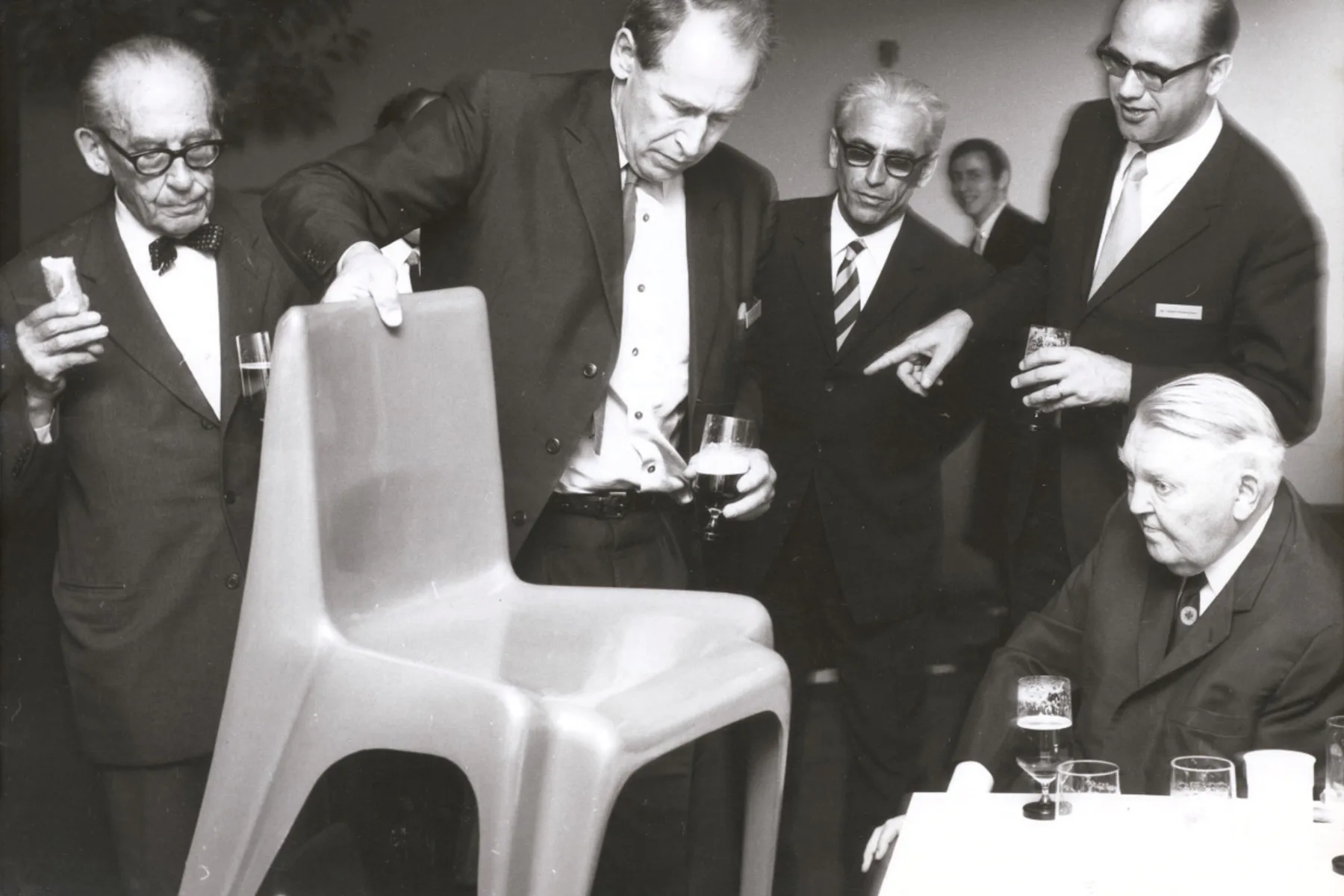 Philip Rosenthal präsentiert dem ehemaligen Kanzler Ludwig Erhard und Walter Gropius den Bofinger- Stuhl, Gewinner des Rosenthal Studio Award 1966