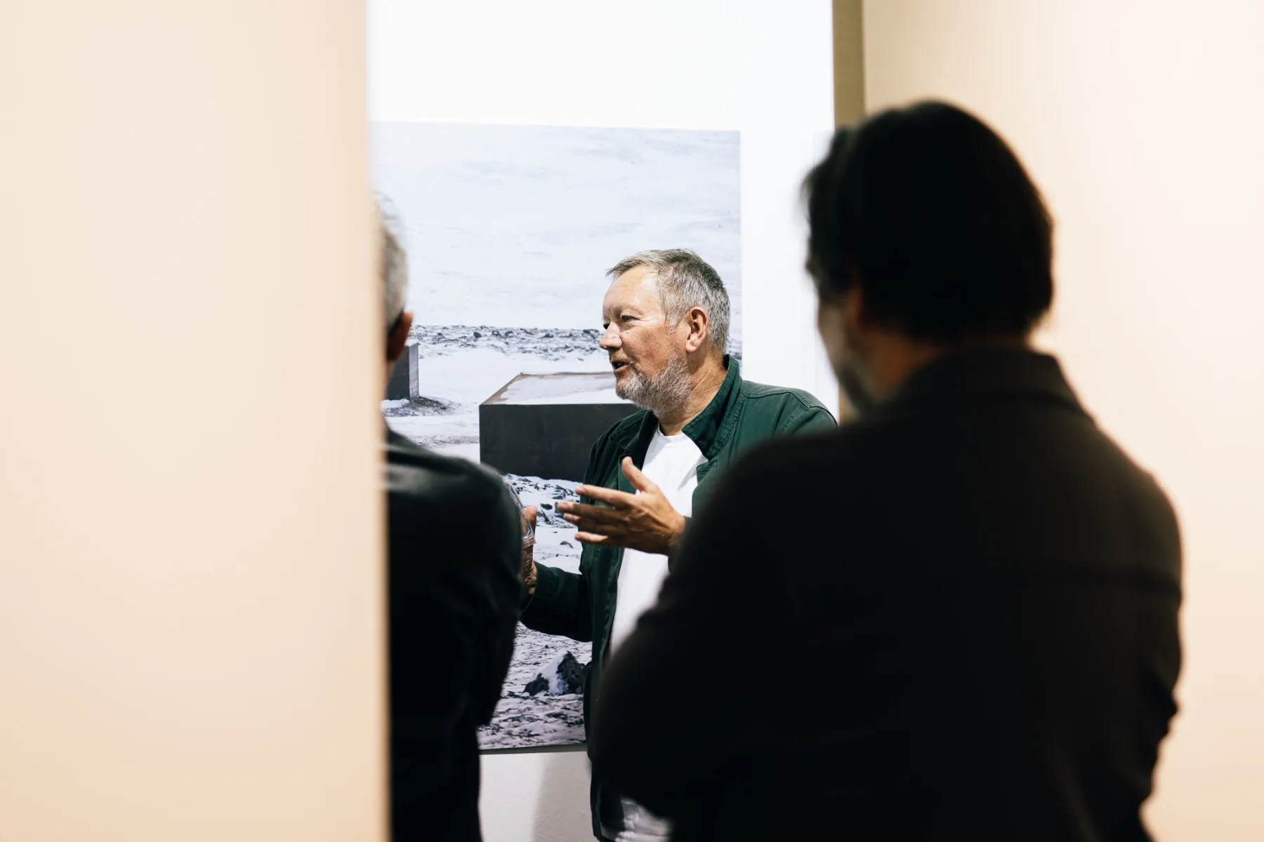 Gründungspartner Kjetil Thorsen in der eröffneten Ausstellung