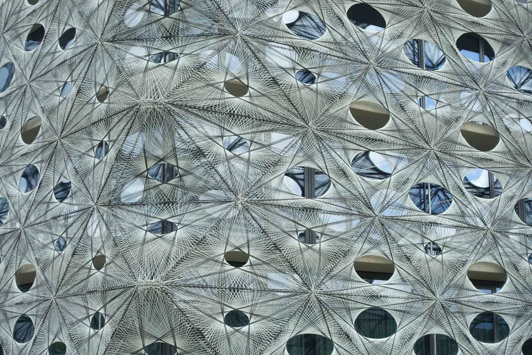 Die robotisch gefertigte Hülle aus Faserverbundwerkstoffen ist eine Zusammenarbeit von Allmannwappner Architekten, Menges Scheffler Architekten und den Tragwerksplanern Jan Knippers Ingenieure.