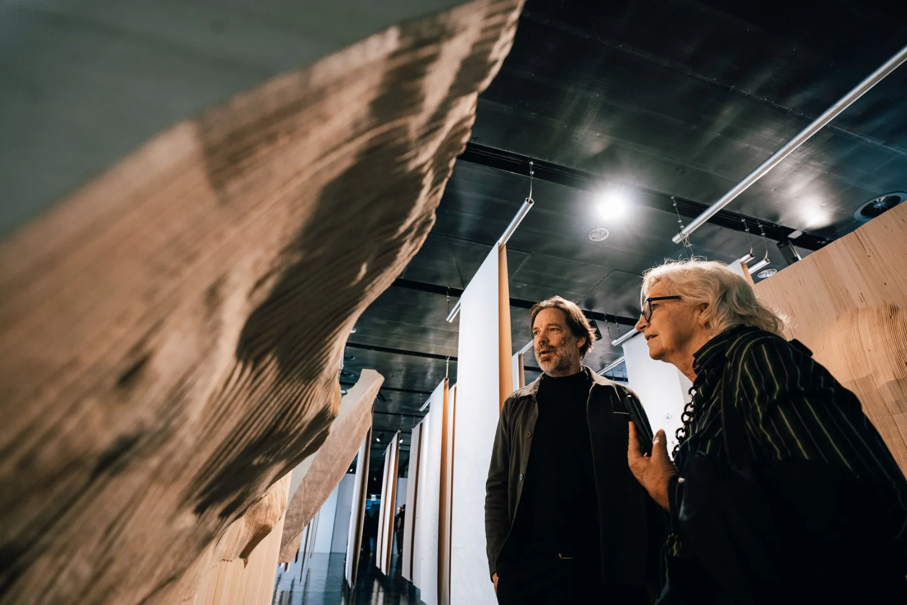 Patrick Lüth, Geschäftsführer des Innsbrucker Büros, im Gespräch zu den Ausstellungsinhalten