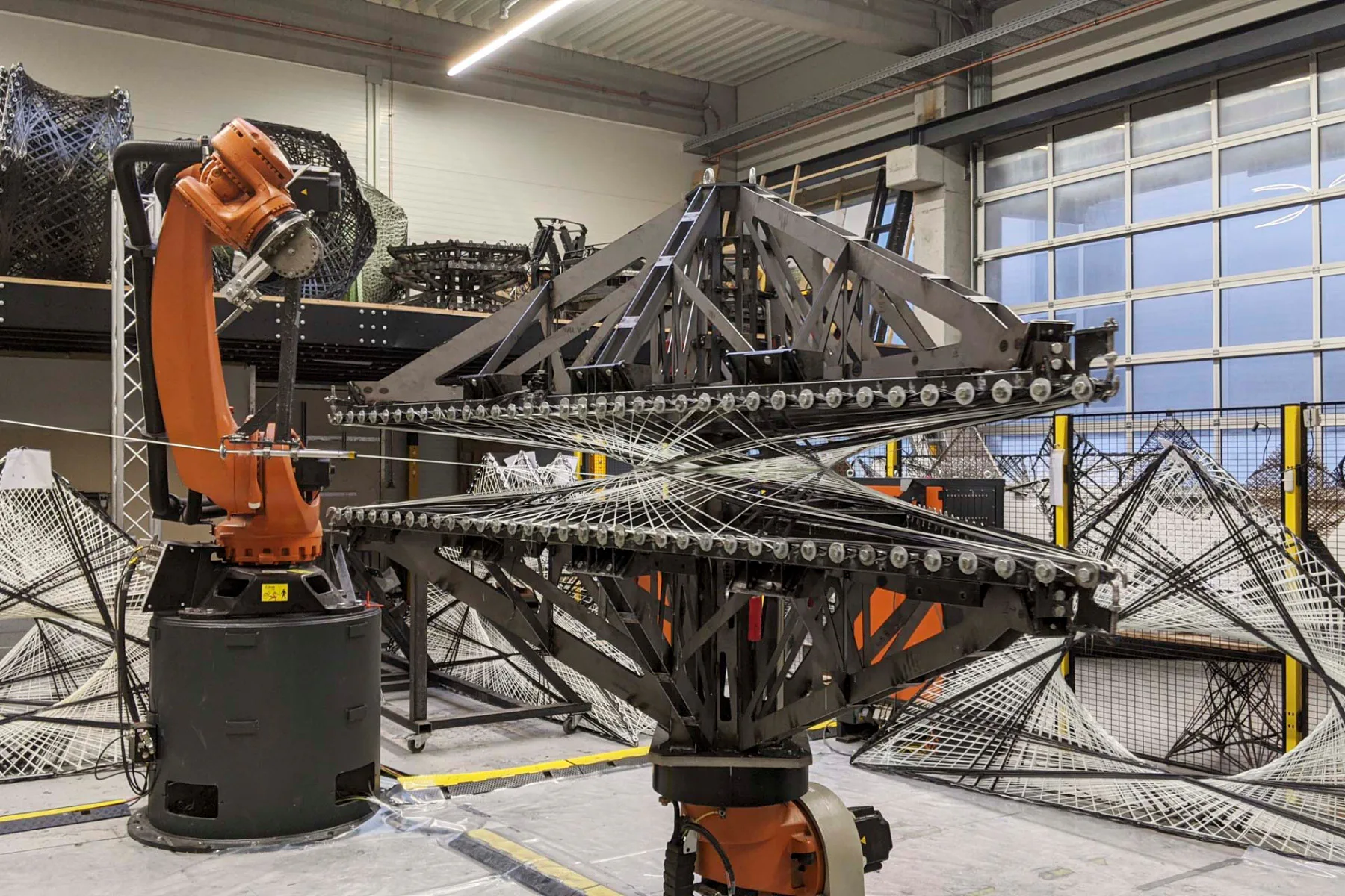Robotische Fertigung der Fassadenelemente im Werk