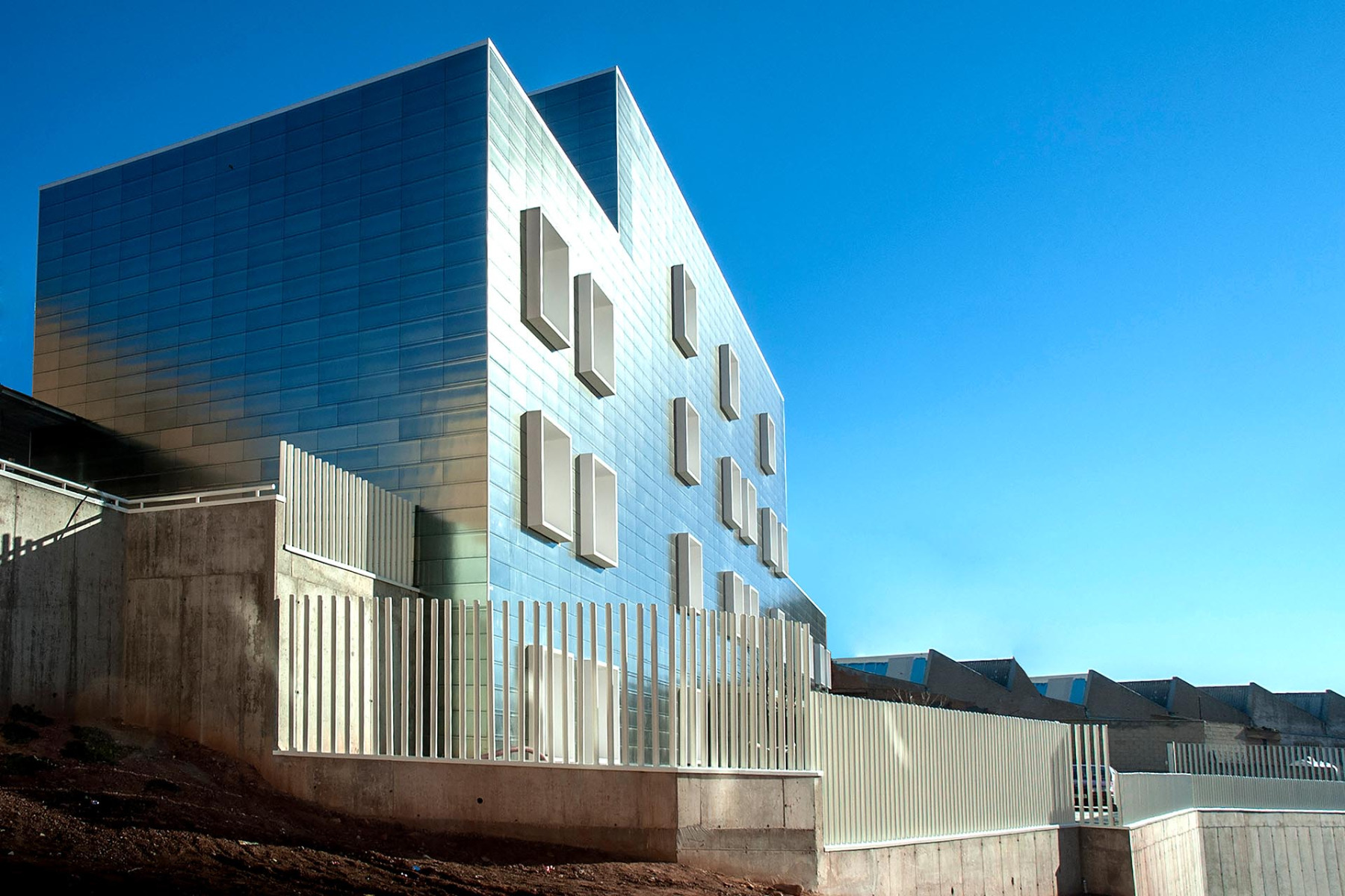 Hinterlüftete Keramikfassade von Faveker
