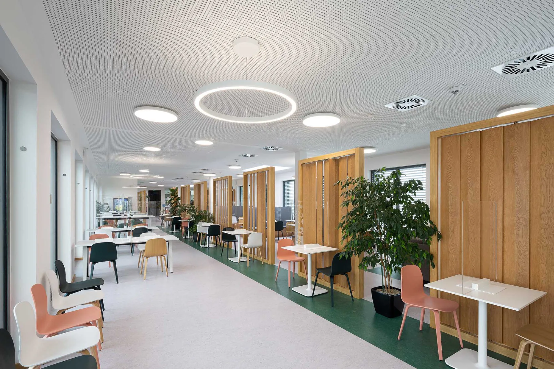 Die Pendelleuchten Stora und Stora LK von Spectral geben der Kantine eine spielerische Note.