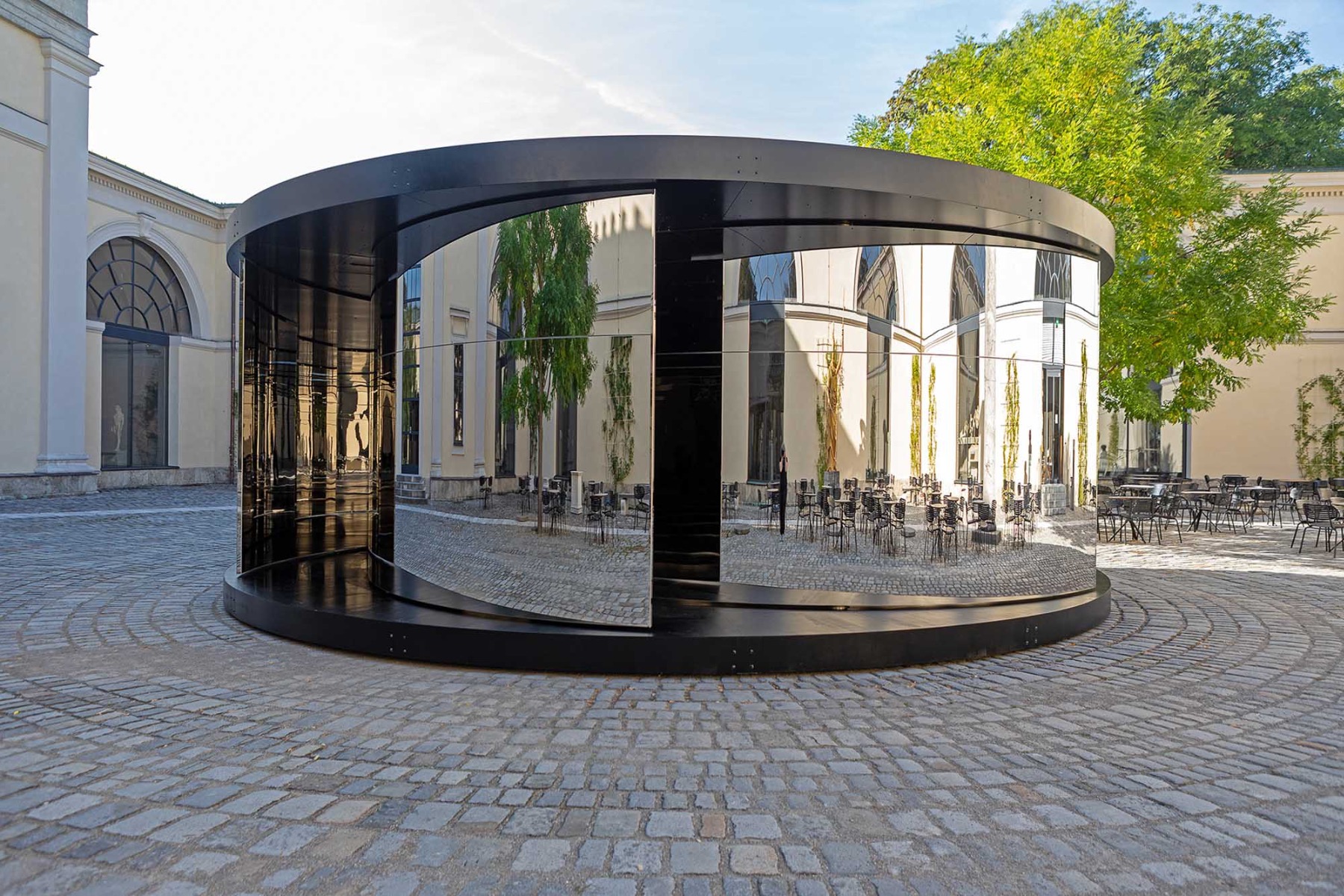 Begehbarer Raum O im Hof der Münchner Glyptothek