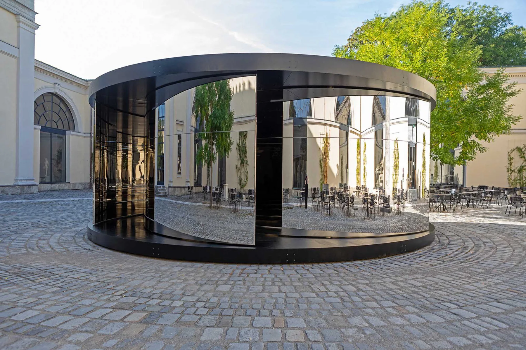 Raum O im Innenhof der Glyptothek in München: Die begehbare Skulptur des Duos Rasthofer/Neumaier vereint experimentelle Architektur und plastisch-skulpturale Gestaltung.