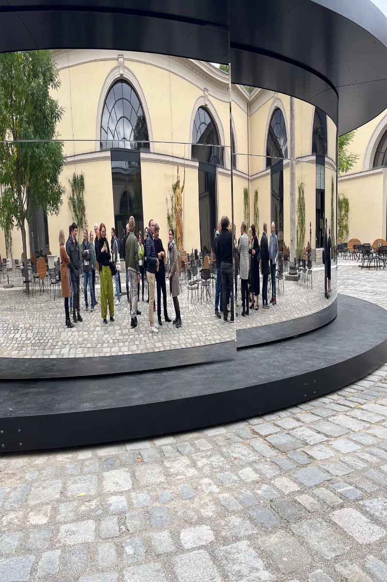 Durch Bewegung geraten die Spiegelbilder in Auflösung, formieren sich wie in einem Kaleidoskop immer wieder neu zu Zerrbildern.