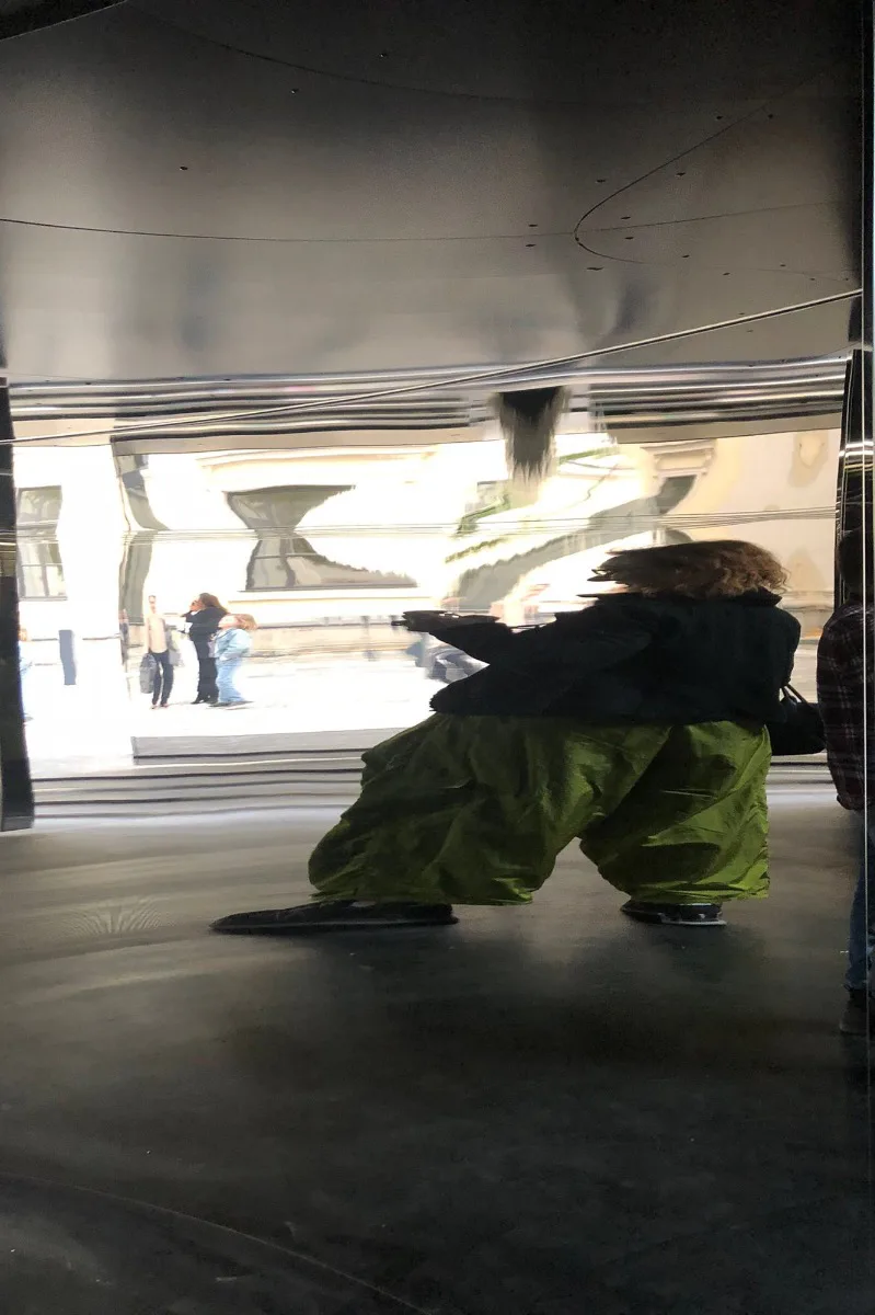 Durch Bewegung geraten die Spiegelbilder in Auflösung, formieren sich wie in einem Kaleidoskop immer wieder neu zu Zerrbildern.