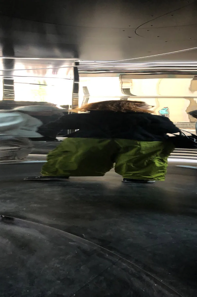 Durch Bewegung geraten die Spiegelbilder in Auflösung, formieren sich wie in einem Kaleidoskop immer wieder neu zu Zerrbildern.