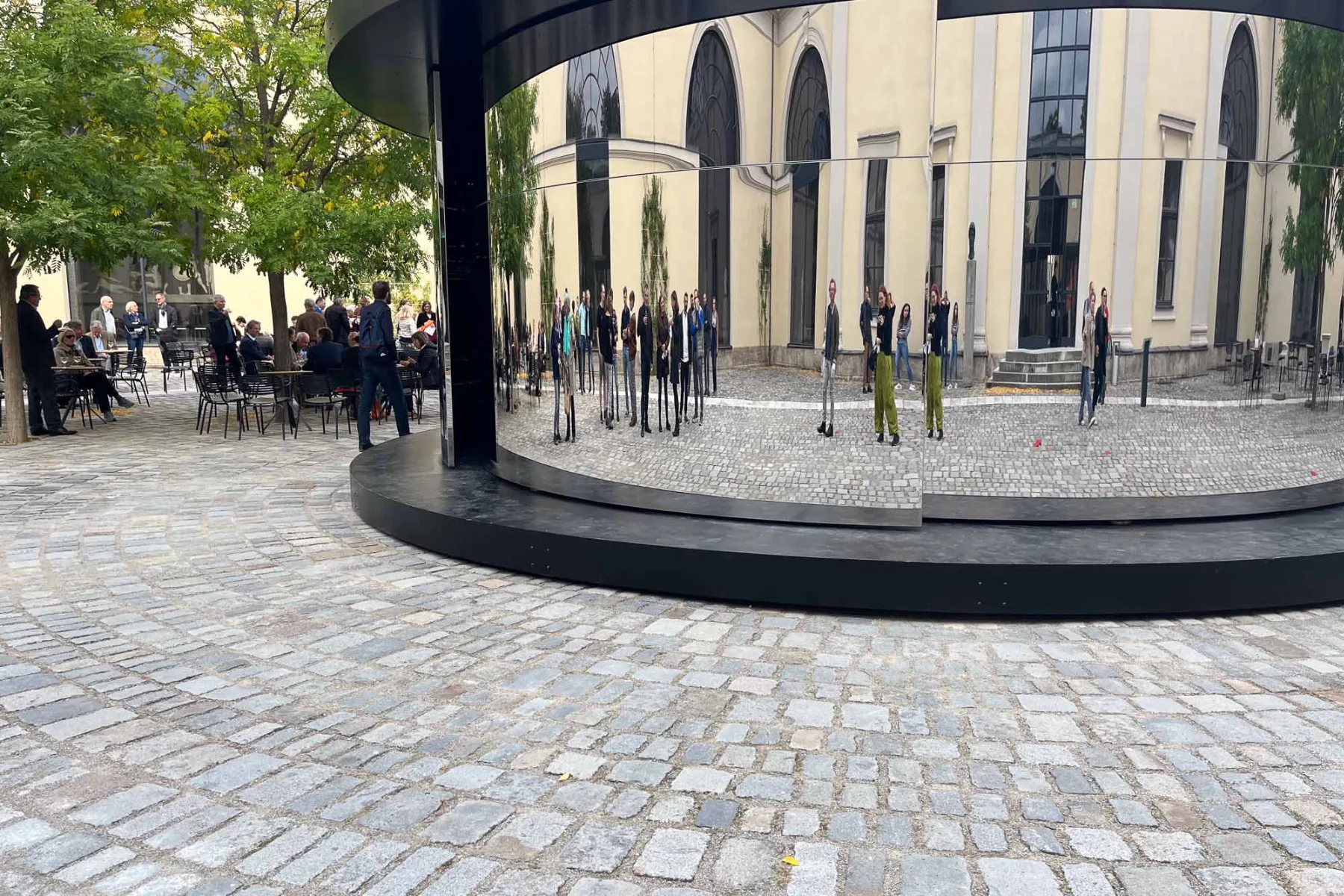 Durch Bewegung geraten die Spiegelbilder in Auflösung, formieren sich wie in einem Kaleidoskop immer wieder neu zu Zerrbildern.