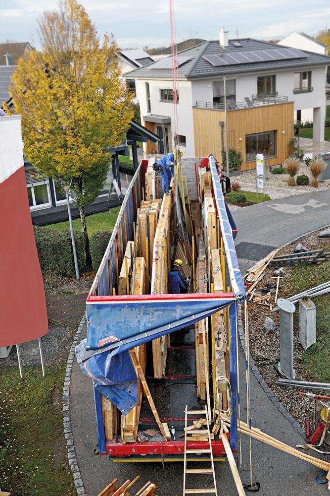 Abtransport zum neuen Standort: Die Bauteile werden auf den Sattelzuganhänger verladen.