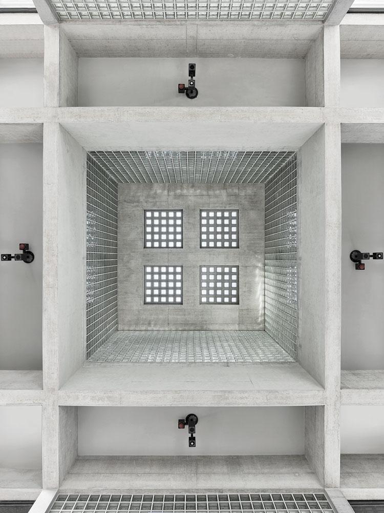 Mit Glasbausteinen gefüllte Oberlichte im Boden des Foyers führen natürliches Licht in den Wartebereich darunter.