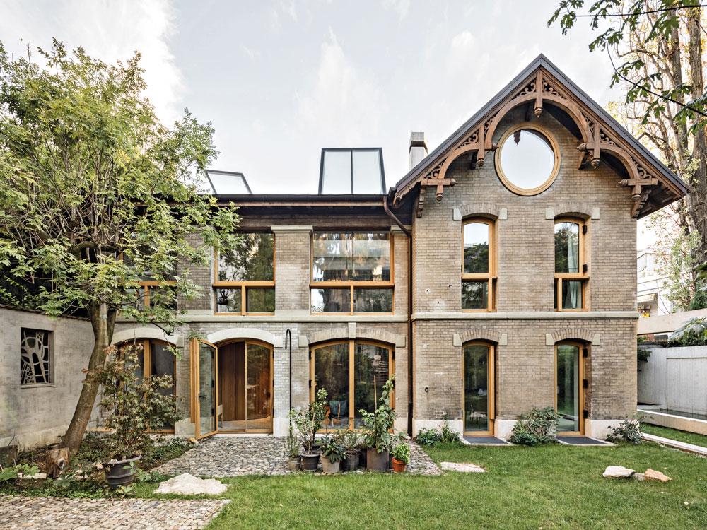 Two large round windows and three skylights introduce additional daylight into the remodelled carriage house. In the case of certain existing windows, the balustrades were demolished.