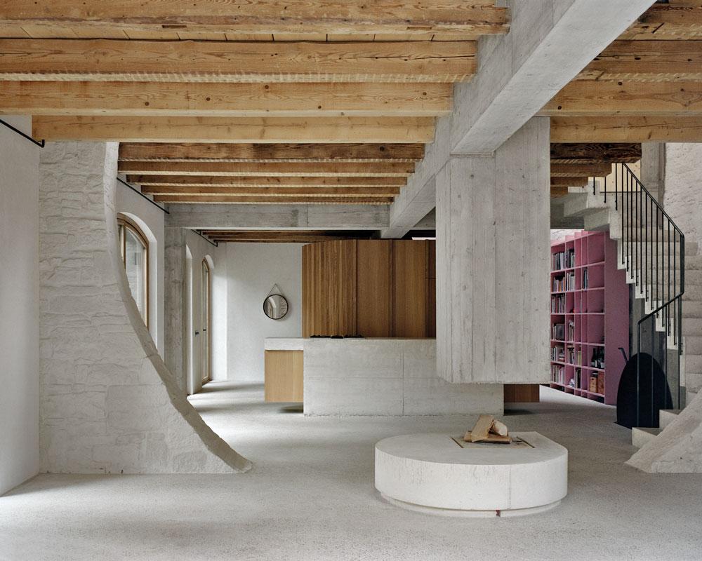 Die Balkendecken im Haus blieben erhalten, wurden jedoch zu Holz-Beton-Hybriddecken verstärkt.