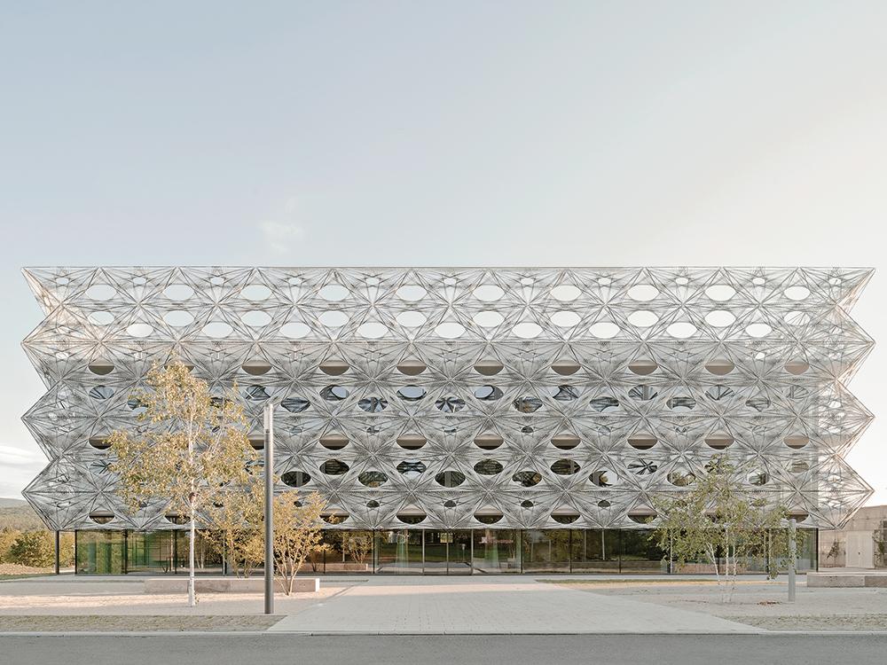 Auf der Eingangsseite schiebt sich die textile Hülle als Umgrenzung des Dachgartens frei in den Himmel.