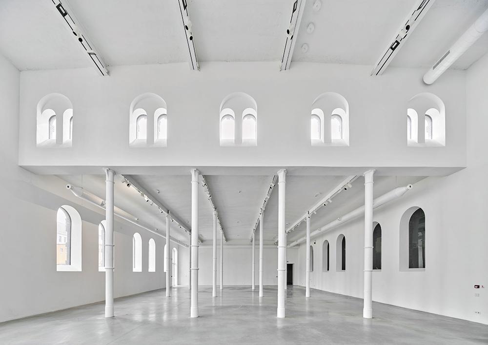 When the rotating wall elements are opened, the exhibition spaces are expanded outdoors. The interiors were designed to serve as white cubes featuring white lime render and light grey exposed screed.