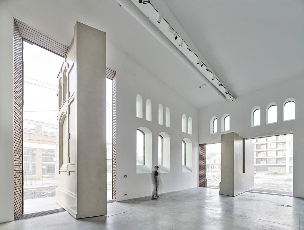 The rotating wall elements of the facade allow expanding the exhibition areas into the exterior.