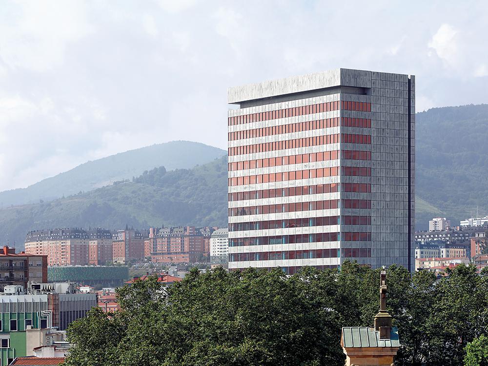 The facade was the only component of the highrise building subject to historic preservation. During the renovation of the building, even the original colour of the sun protection glazing was recreated.