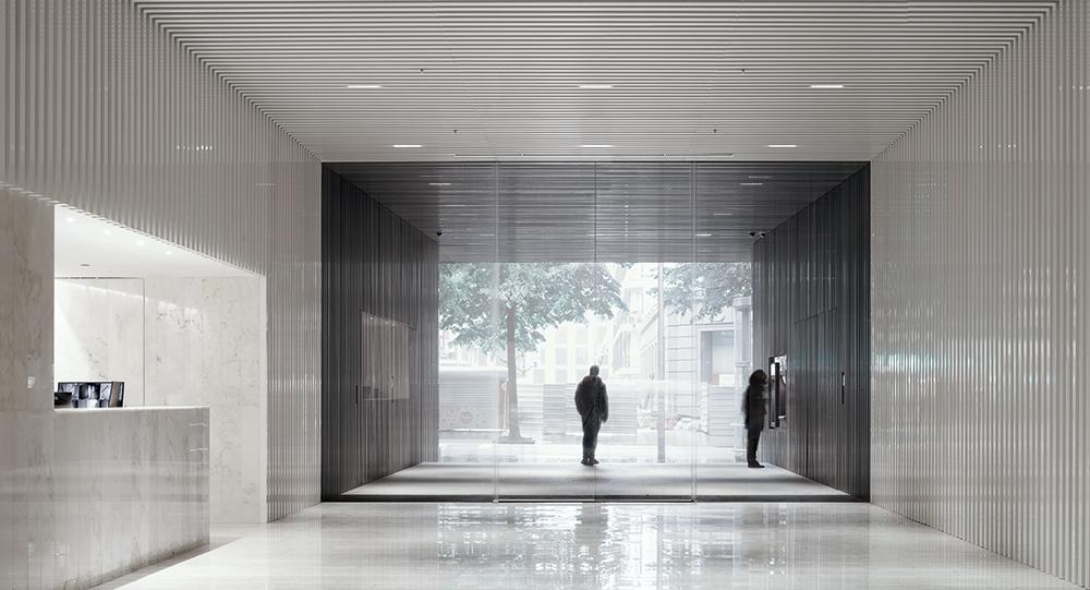 Die Eingangshalle zu den Büroetagen gestalteten die Architekten mit Marmor- und Metallverkleidungen in unterschiedlichen Farben neu.