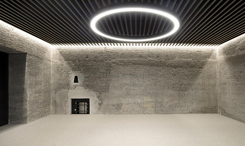 In den Tresorräumen im Untergeschoss haben die Architekten die Betonwände des Rohbaus offen gelegt. So sind Lagerräume mit besonderem Charakter entstanden.