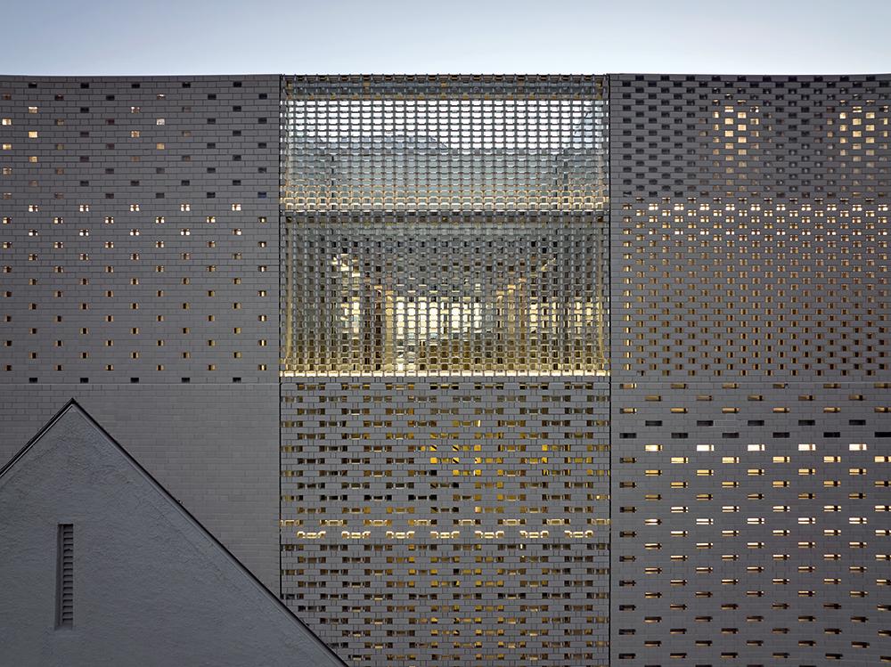Nicht nur das Licht in den Innenräumen, sondern auch in die Fassade integrierte LED-Leuchtstreifen bringen das Haus nachts zum Leuchten.