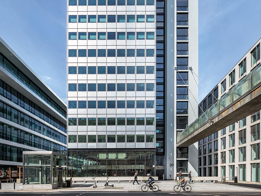 The former Commerzbank highrise building in Düsseldorf features Germany’s first prefabricated element facade. Converting it into a hotel entailed strictly maintaining the existing appearance.