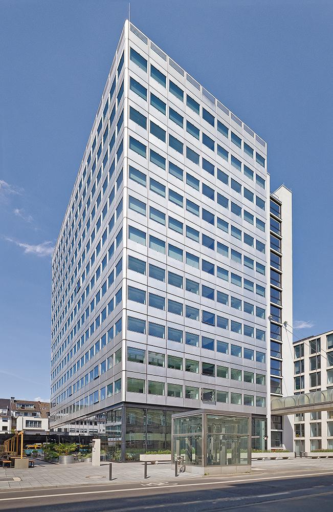 Äußerlich hat sich das Hochhaus durch die Sanierung kaum verändert. Nur das Erdgeschoss wurde mit Glas eingehaust und der Treppenturm geringfügig zur Straße verlängert.
