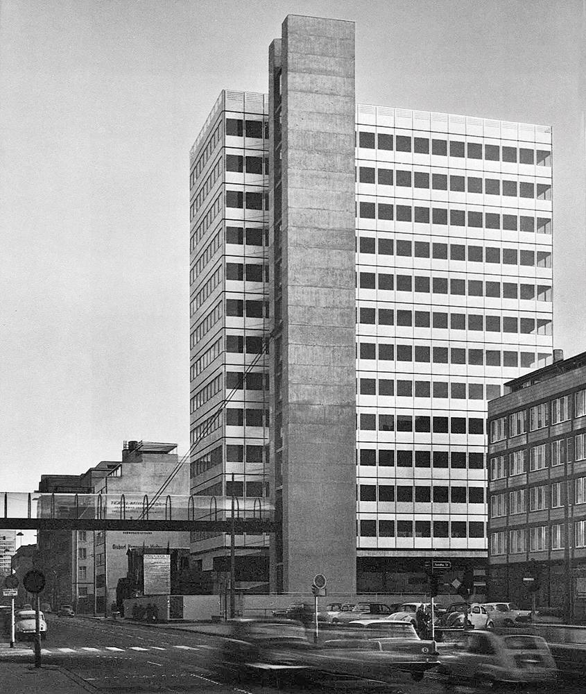 Auch die Glasbrücke zur gegenüberliegenden Straßenseite existiert seit den 1960erJahren. Sie verband das Hochhaus mit dem benachbarten Stammsitz der Commerzbank.