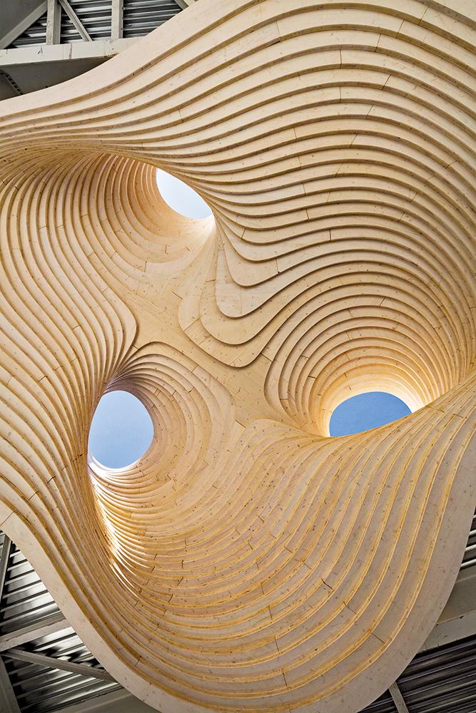Mit einer extravaganten Holzkonstruktion überwölbten Gray Organschi ihren Pavillon für ein Karussell im Mill River Park in Stamford/Connecticut.