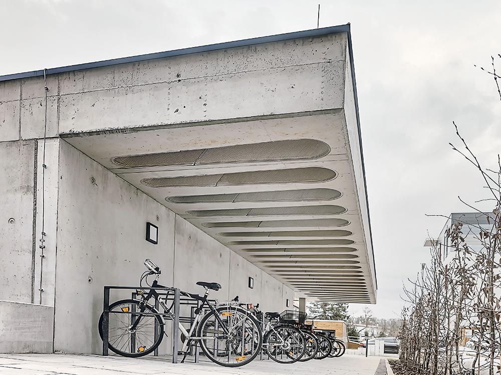 Den Architekturpreis Beton 2023 hat unter anderem das Dach einer Tiefgaragenzufahrt in Nördlingen gewonnen. Bei dem von Lattke Architekten entworfenen Bau konnte durch 3D-gedruckte Schalungseinlagen massiv Beton eingespart werden.