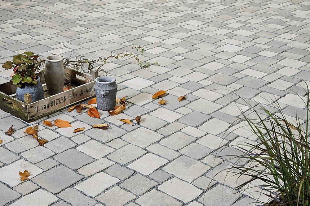 Äußerlich unverändert zum konventionellen Produkt, aber mit zementfreiem Kern wartet der Klimastein von Rinn Beton und Naturstein auf.