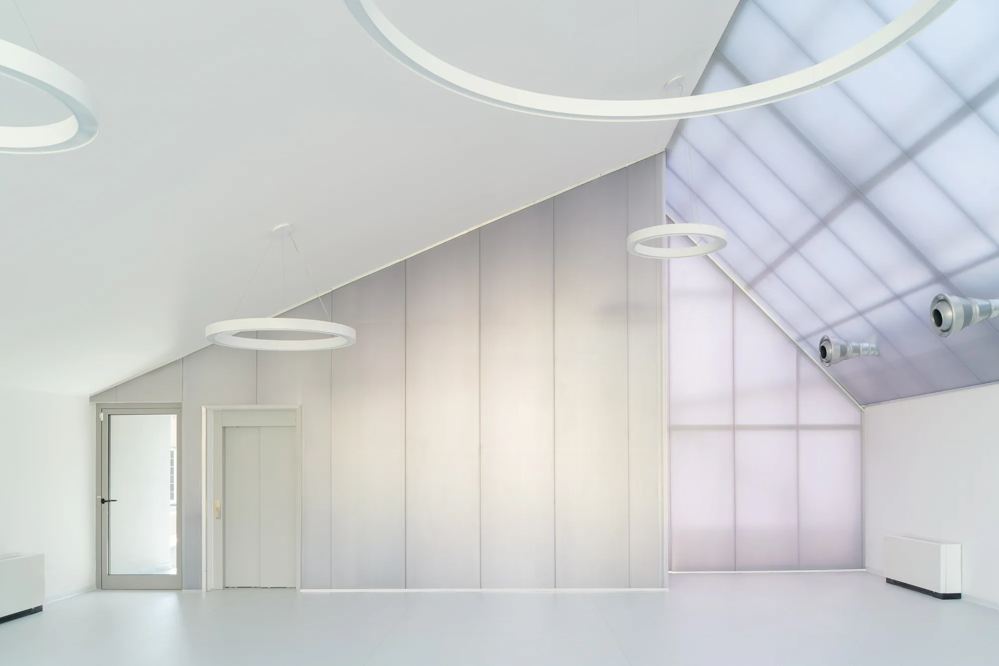 Durch die zweischalige Polycarbonathülle fällt gedämpftes Tageslicht in die Innenräume.