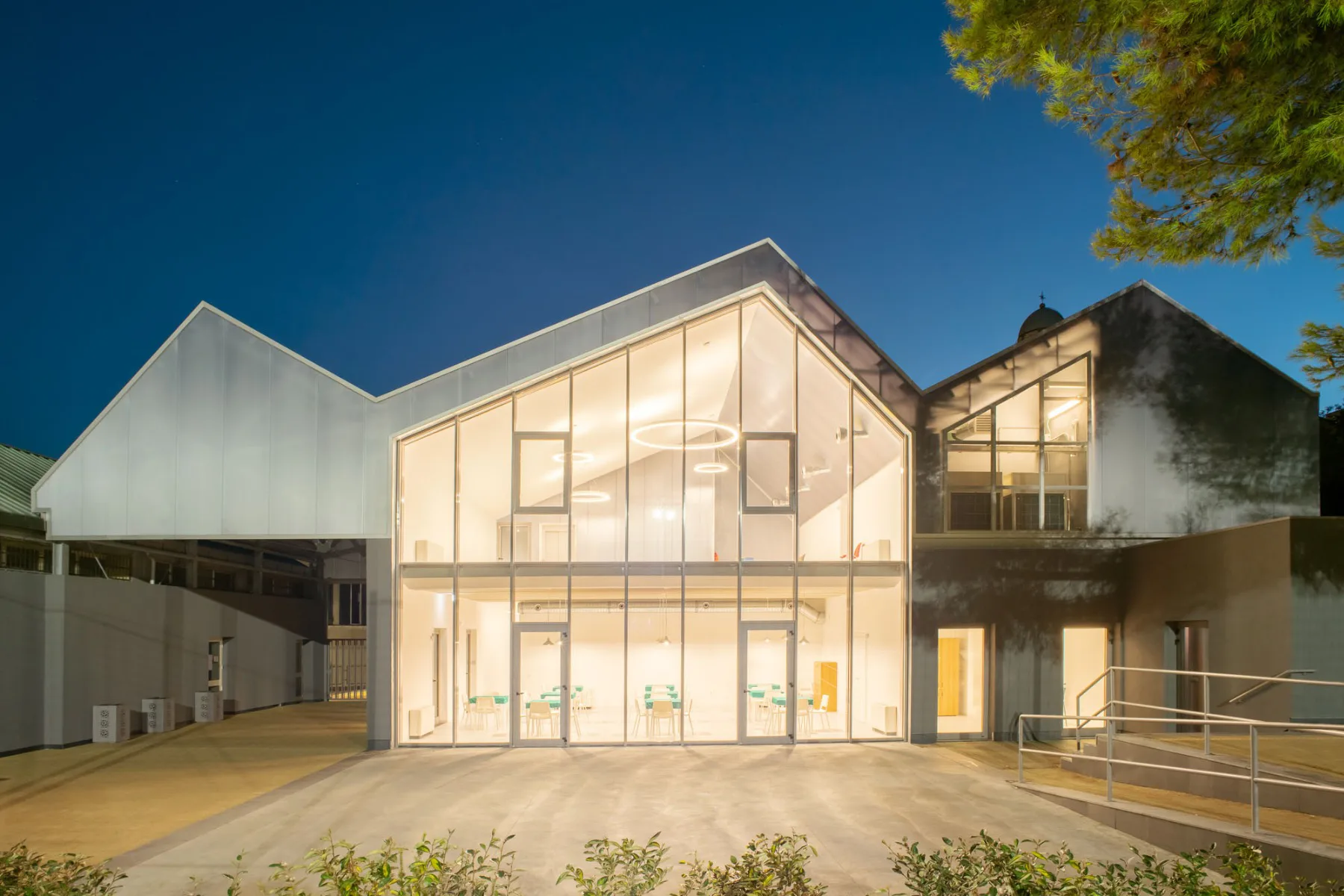 Beleuchtetes Gemeindezentrum