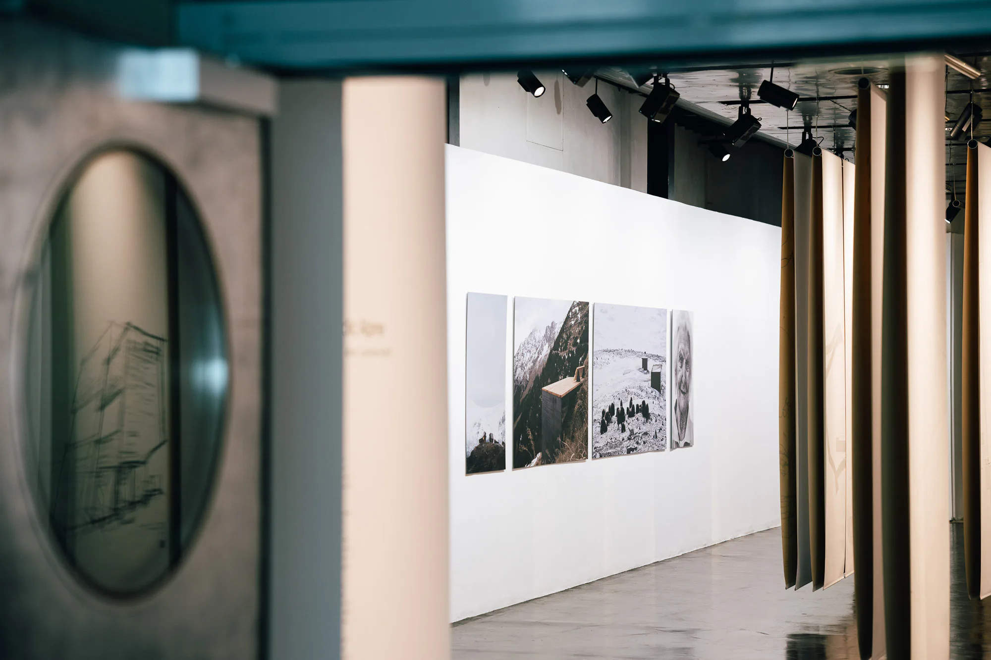 Fotos an den Ausstellungswänden versetzen den Raum in eine nordisch kühle Atmosphäre.