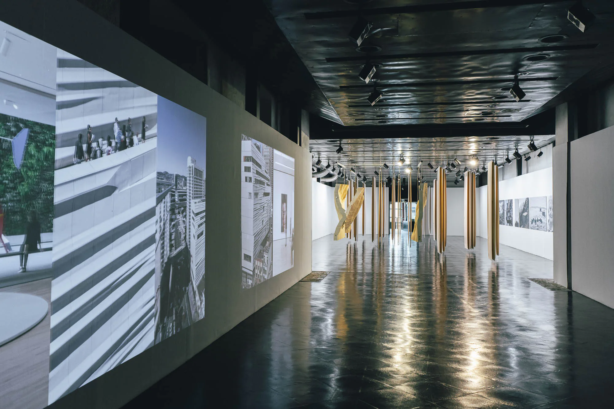 Im abgedunkelten Ausstellungsteil zeigt eine Multimedia-Installation Eindrücke von Snøhettas Werken.