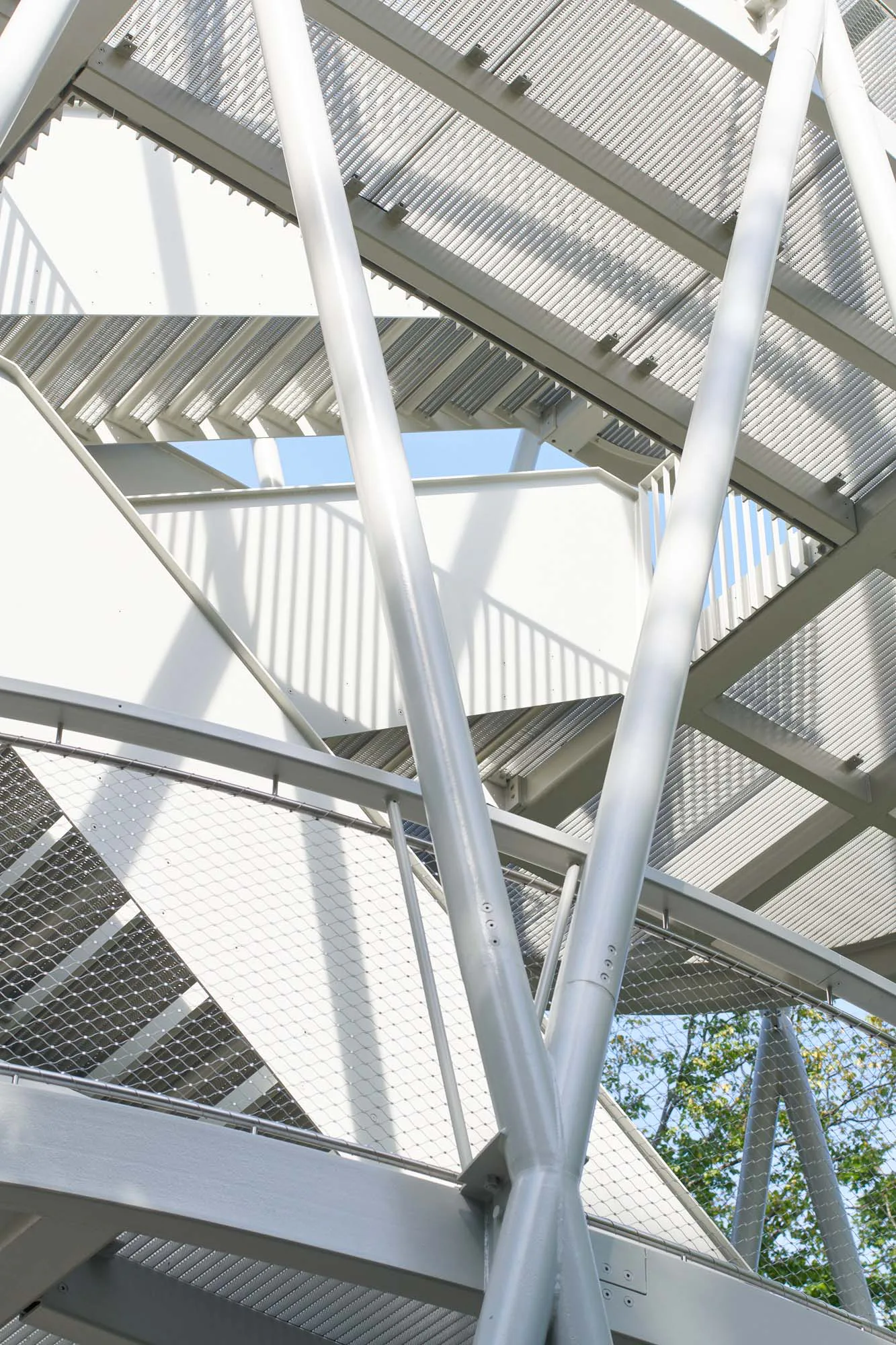 Der Turm wird durch das formgebende Tragwerk ausgesteift.