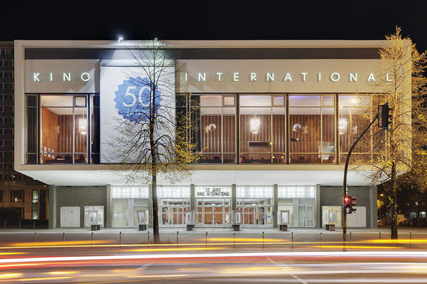 Das Kino International in Berlin gilt als Architekturikone der Kinolandschaft. Seit 1963 zieht es Filmbegeisterte in seinen Bann.