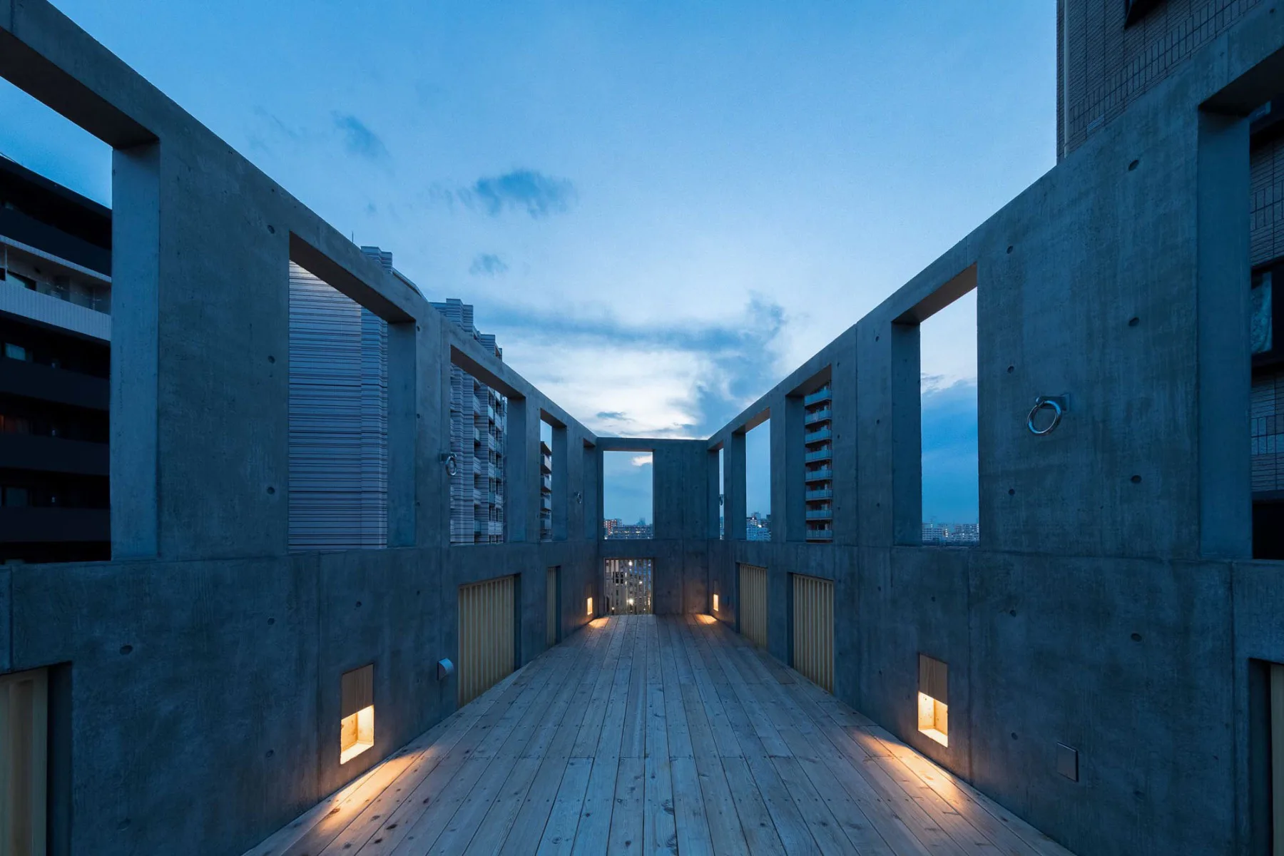 Dachterrasse in der Dämmerung