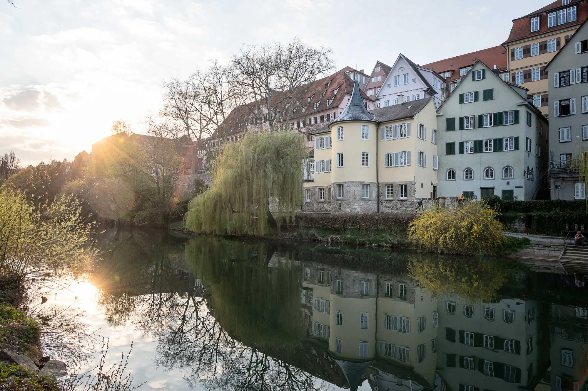Der Hölderlinturm liegt in Tübingen direkt am Neckar.