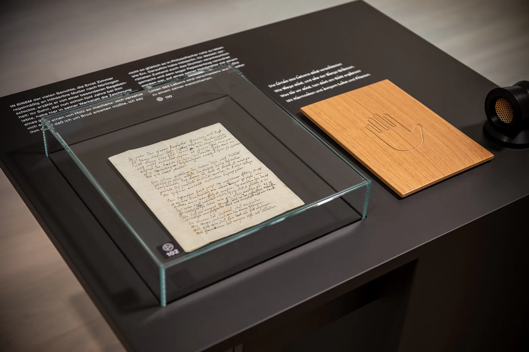 Interaktive Station für Museumsgäste: Durch das Auflegen der Hand auf eine Schindel kann das Versmaß gespürt werden.