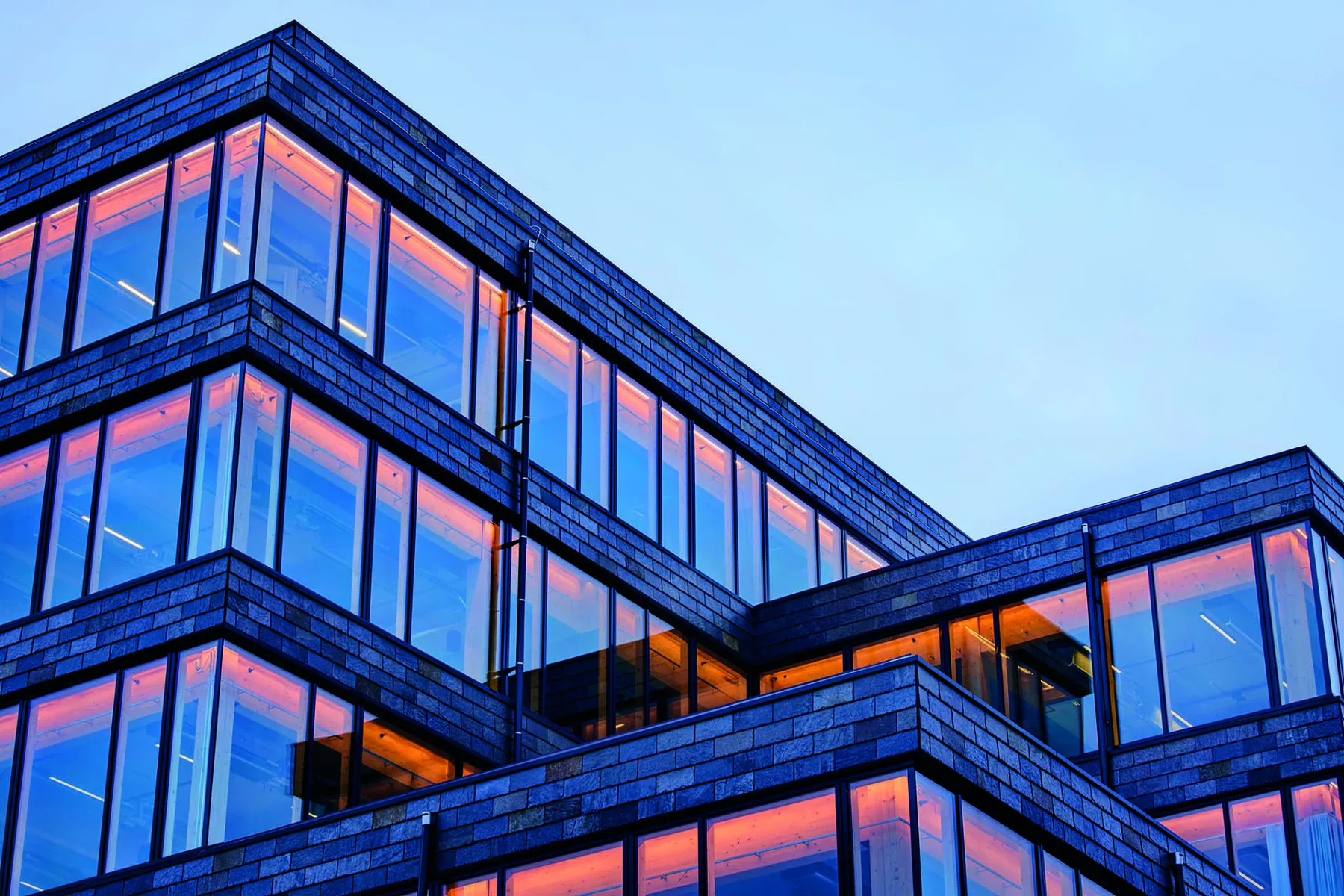 Hybridlösungen wie die Schüco Aufsatzkonstruktion AOC.TI (Add-On-Construction Timber) punkten durch den Einsatz von Materialien wie recyclebares Aluminium und den nachwachsenden Rohstoff Holz.