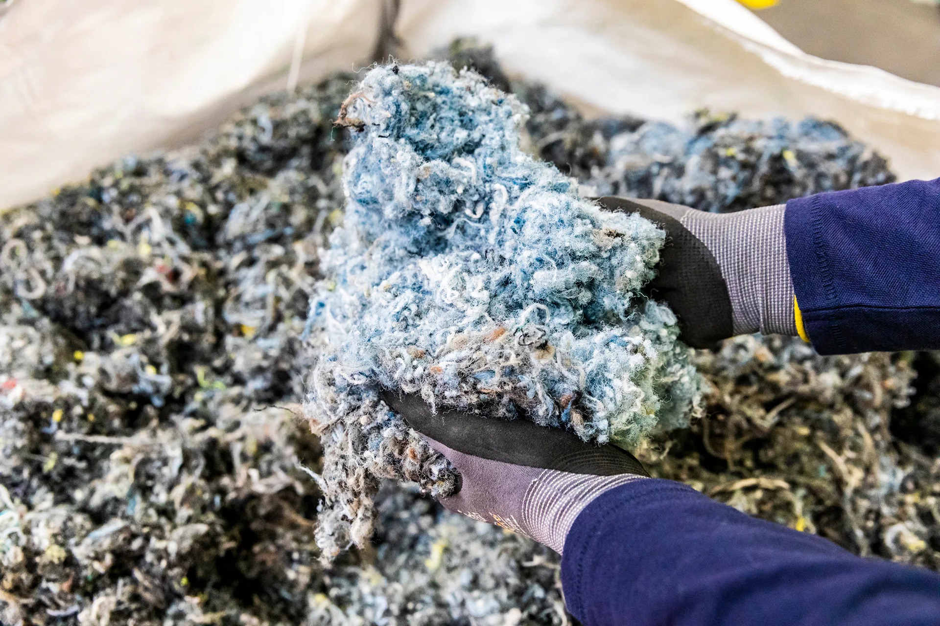 Hochreine Garnfasern (95 %) werden im DESSO Recyclingzentrum von Tarkett in Waalwijk, Niederlande, gewonnen.