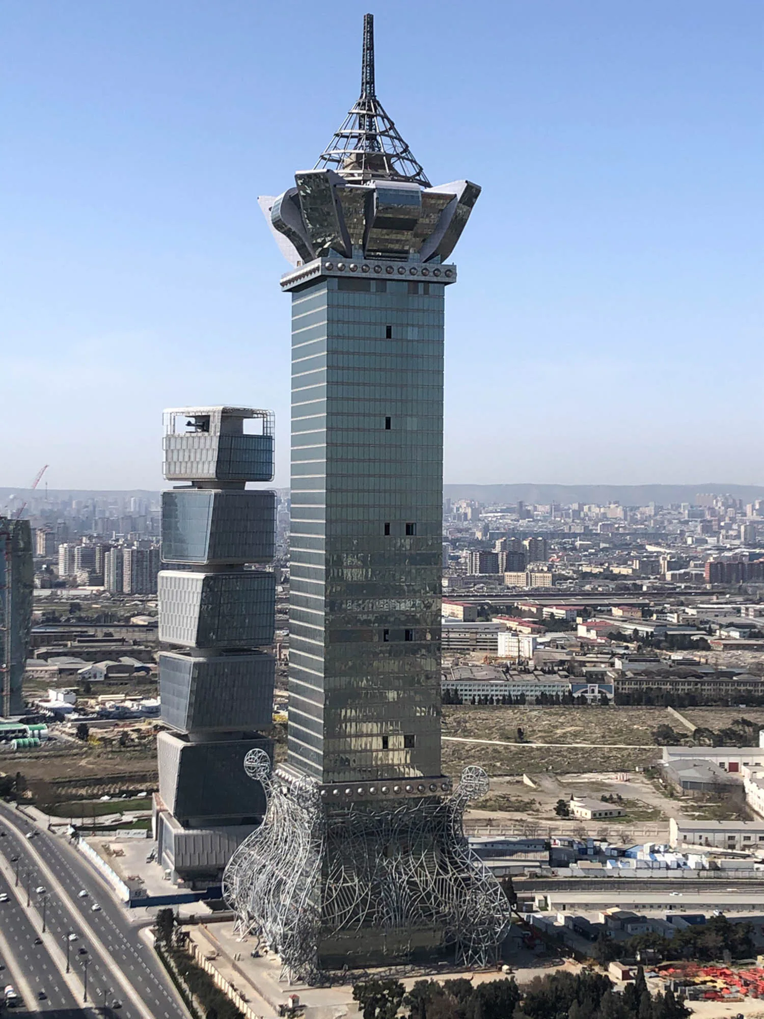 Beim Baku Tower in Aserbeidschan sorgen Schwingungsdämpfer aus mit Beton gefüllten Stahlboxen unter der Turmkrone für Erdbebensicherheit.