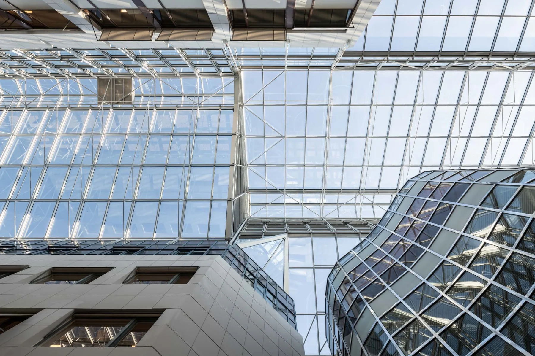 Pilotprojekt für das Glasrecycling: Bei der Sanierung des Bürogebäudes Gate:01 Frösundavik in Stockholm ließ Saint-Gobain Glass rund 50 t alte Glasscheiben recyceln und verarbeitete sie anschließend zu neuem Fl