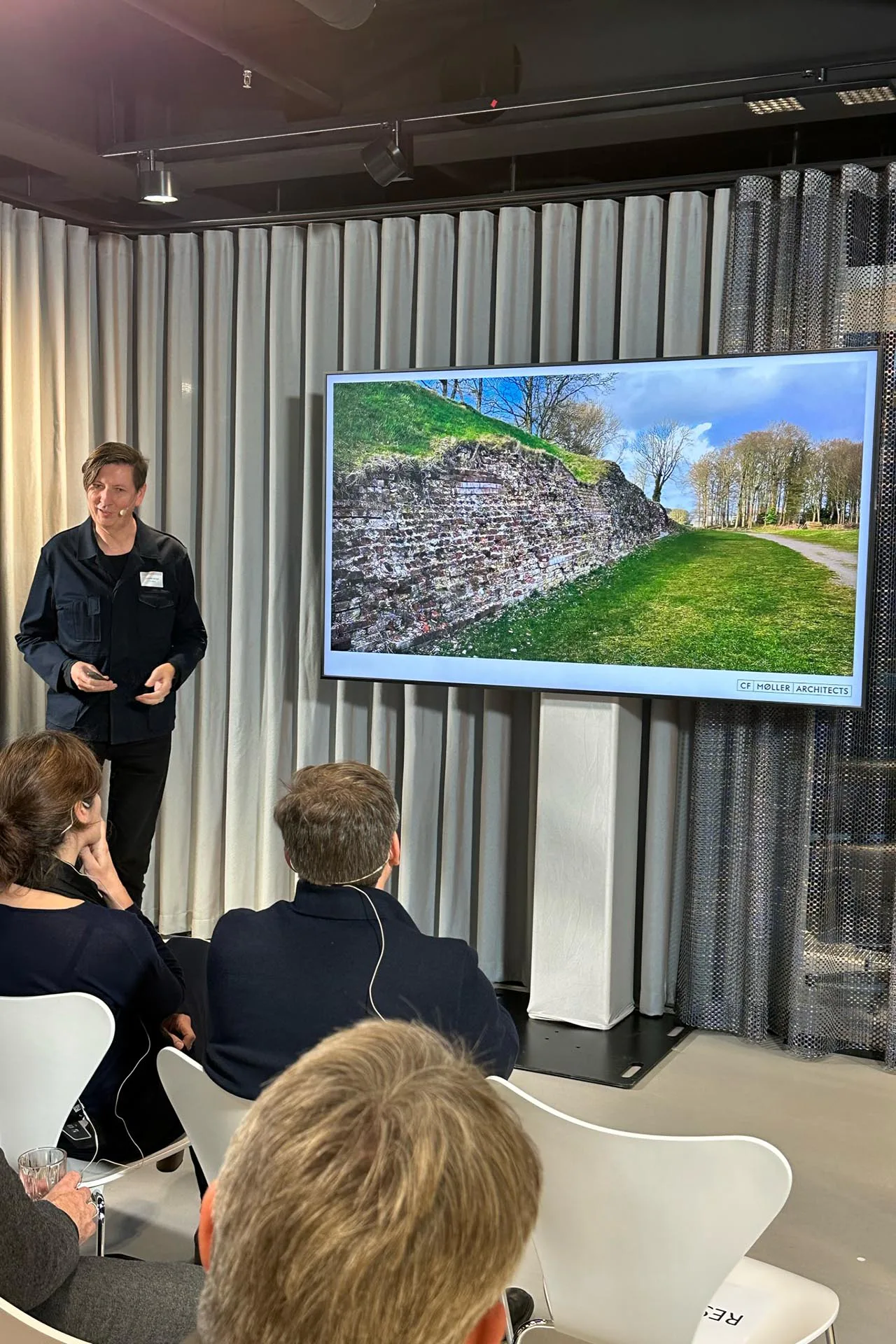 Julian Weyer von C.F. Møller Architects sprach über die Ziegelarchitektur in Dänemark.