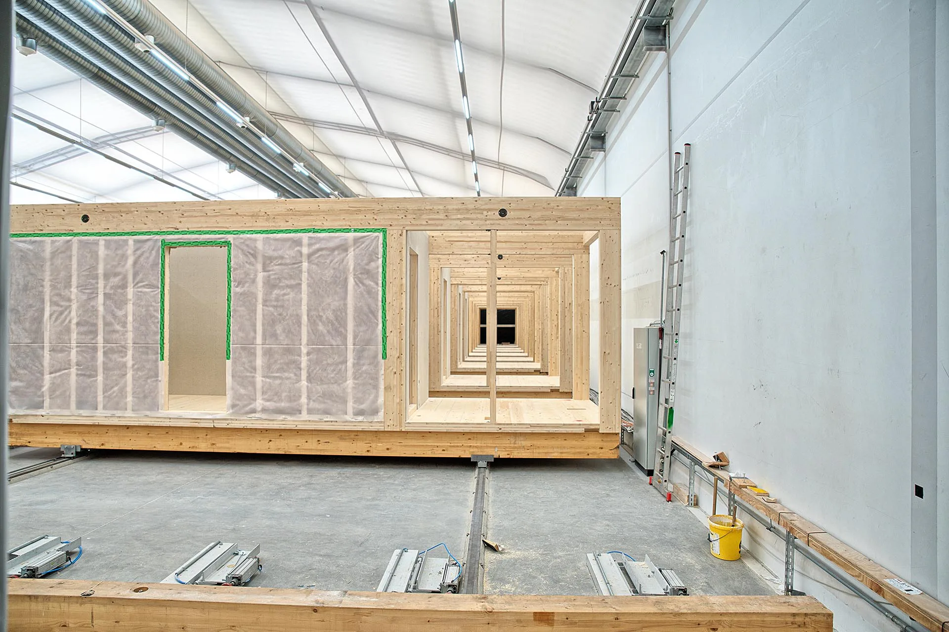 Holz-Raummodule von Timber Homes in der Fertigungshalle.