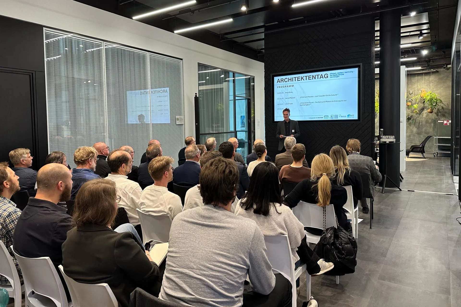 Am 26. Oktober 2023 fand der diesjährige Architektentag der Fassadenbranche im Frankfurter Schüco-Showroom statt.