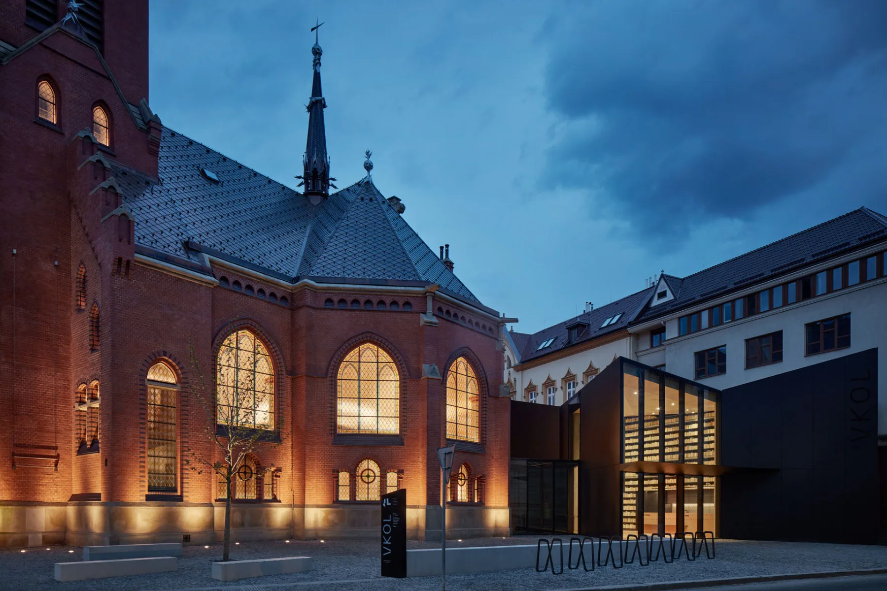 Rote Kirche mit Erweiterungsbau